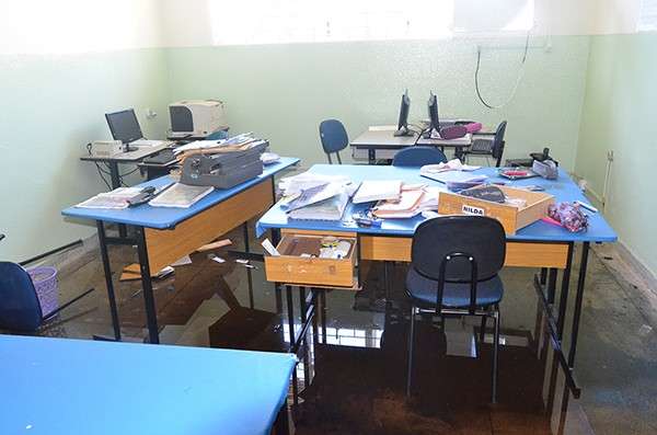 Inc&ecirc;ndio criminoso destroi salas e documentos de escola estadual
