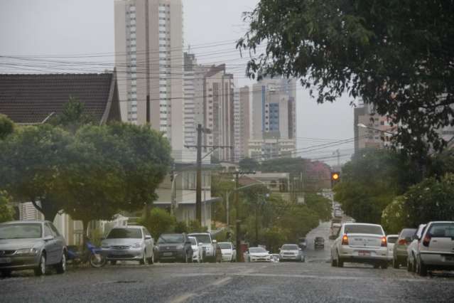 Chuva e vento causam alagamentos, pane em sem&aacute;foro e queda de &aacute;rvores