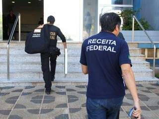 Agentes da PF e CGU chegam com documentos recolhidos em operação (Foto: Marcos Erminio)