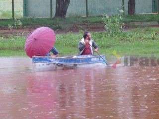 Chuva de 85 mil&iacute;metros atinge cidade, que volta a enfrentar alagamentos