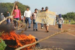 Moradores colocaram fogo em parte do bloqueio (Foto: Marcos Ermínio)