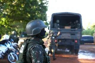 Militares na frente do presídio de segurança máxima. (Foto: Kisie Ainoã)