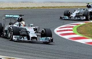 Carros da Mercedes confirmaram posições do grid de largada. (Foto: Tom Gandolfi/AFP)