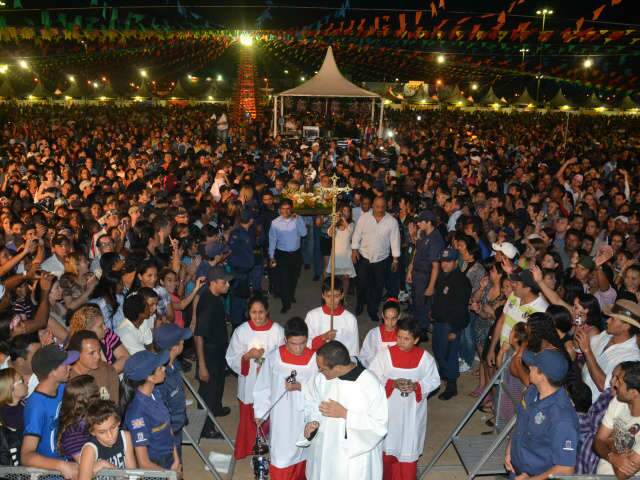  Ap&oacute;s missa, prociss&atilde;o leva imagem de Santo Ant&ocirc;nio para palco do Arraial