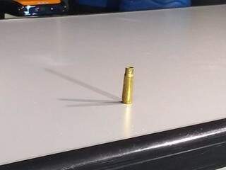 Delegado mostrou que cápsula usada em crimes é de calibre 7,62 x 39 mm. (Foto: Clayton Neves)