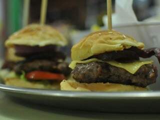 São oito sabores de hambúrguer. (Foto: Alcides Neto)