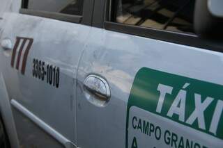 Carro da taxista baleada ontem durante assalto tem marcas que podem auxiliar a polícia nas investigações. (Foto: Marcos Ermínio)