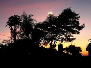 Imagem - do dia amanhecendo em Campo Grande - registrada na Avenida Ricardo Brandão   (Foto: Saul Schramm)