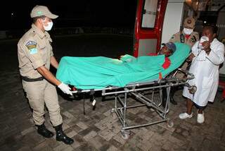 Homem picado por cobra chegando em hospital (Foto: PC de Souza/Edição de Notícias)