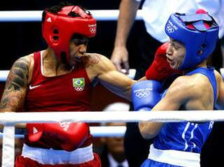 Brasileira (de vermelho) perdeu, mas ficou com a medalha de bronze. (Foto: Murad Sezer/Reuters)
