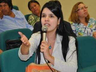 Promotora da Infância e Juventude de Dourados, Fabrícia de Lima, investiga os casos (Foto: Hedio Fazan/Dourados Agora)