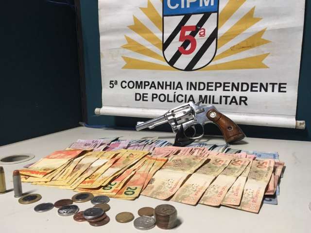 Ladr&atilde;o de farm&aacute;cias acaba preso ap&oacute;s tentar fugir correndo da pol&iacute;cia