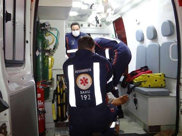 Jovem &eacute; internado e testemunhas dizem que se feriu ao matar barata com faca