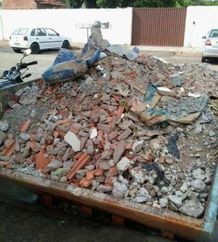 Aterro de res&iacute;duos s&oacute;lidos &eacute; fechado e entulho se acumula em ca&ccedil;ambas