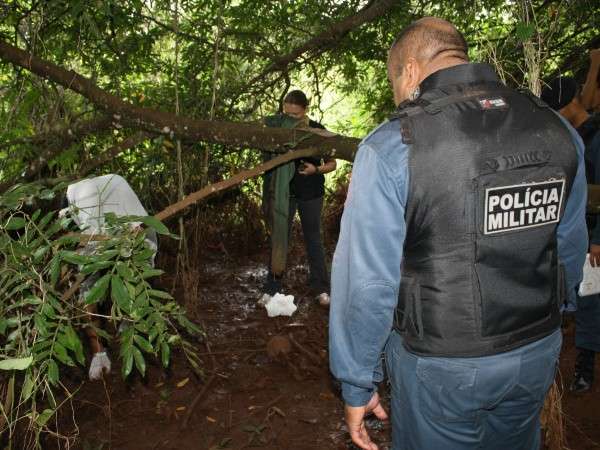 Ossada &eacute; encontrada em c&oacute;rrego e mulher reconhece roupas do pai 