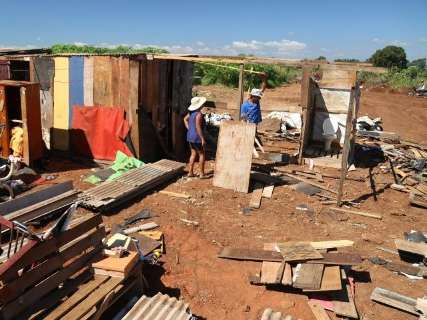 Após mudança, moradores estão sem banheiros em seus novos barracos