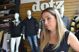 A proprietária da Loja Dotz, Patrícia Bravo, diz que a faixa de gasto com presentes chega a R$ 60. (Foto: Simão Nogueira)