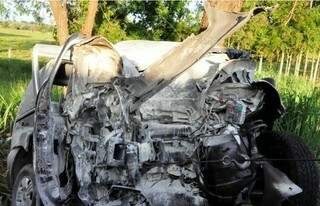 Carro ficou completamente destruído (Foto: Dourados Agora)