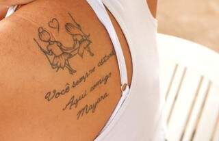Viviane fez tatuagem para homenagear a irmã, que foi morta pelo namorado. (Foto: Henrique Kawaminami)