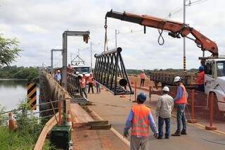 Ramal está sendo instalado na ponte do rio Sucuriú e parte do tráfego está interrompido. (Foto: Divulgação Assessoria)