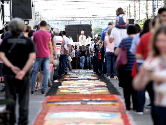 Missa de Corpus Christi atrai fam&iacute;lia inteira, at&eacute; quem ainda est&aacute; na barriga