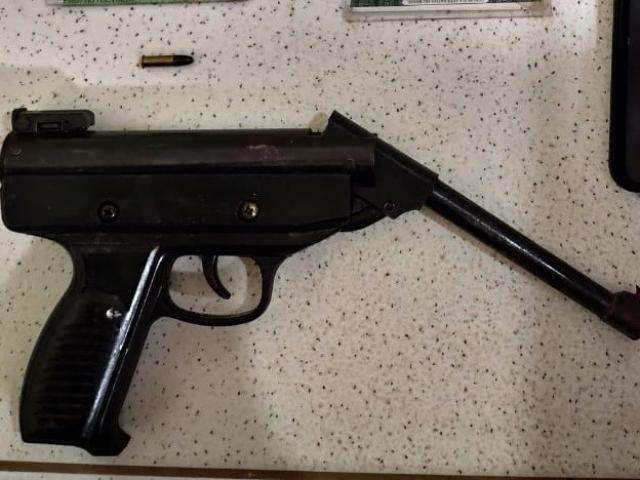 Estudante &eacute; preso ao ser flagrado com arma dentro de escola 