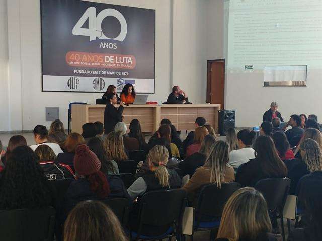Prefeitura promete pagar restante de sal&aacute;rio na sexta e esvazia protestos