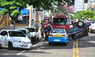 Pajero capotou duas vezes, de acordo com testemunhas, após bater em dois veículos. (Foto: João Garrigó)