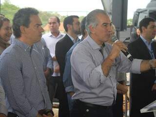 Governador Reinaldo Azambuja (PSDB) ao lado do prefeito Marquinhos Trad (PSD), durante entrevista no Residencial Ruy Pimentel (Foto: Marina Pacheco)