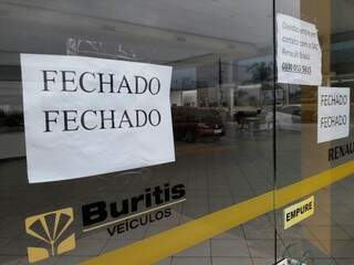 Cartaz informando clientes que concessionária está fechada (Foto: Ricardo Campos Jr.)
