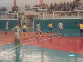 Um dos jogos realizados no sábado (1º) (Foto: Reprodução/ Escola Pelezinho de Futsal)