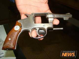 Revólver calibre 32 estava sem munição (Foto: Osvaldo Duarte/Dourados News)