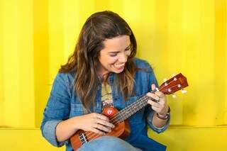 Estela adotou o ukulele para ativar a criatividade e aprender um novo talento (Foto: Fernando Antunes)