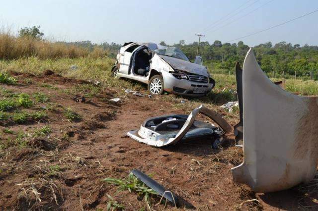 Quatro pessoas ficam em estado grave em capotagem na BR-163