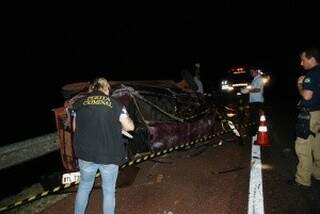Carro capota e bate de frente com caminhão na BR-267. Cinco pessoas morreram no acidente. (Foto: Tiago Apolinário/Da Hora Bataguassu)