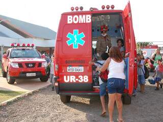 Toda hora saia uma ambulância com sete ou oito crianças, no total foram cerca de 20 viagens de ida e volta. (Foto: Simão Nogueira)