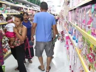 Consumidor movimenta lojas para comprar presentes das crianças