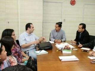 Reunião entre representantes dos médicos, prefeito e secretário (Foto: Sinmed/Divulgação)