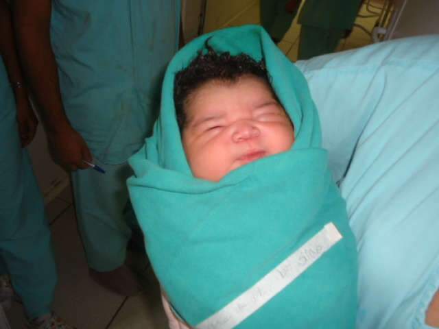  Beb&ecirc; de quase 6 kg est&aacute; bem e deve ter alta amanh&atilde;, junto com a m&atilde;e 