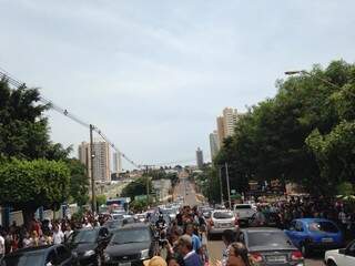 Tumulto na frente da Uniderp: movimento intenso de pedestres e veículos (Foto: Adriano Fernandes)