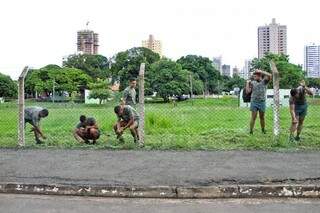 Militares limparam área da Polícia do Exército após reportagem do Campo Grande News. (Foto: Marcos Ermínio)