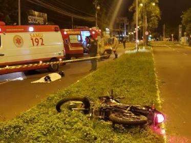 Jovem de 17 anos morre ap&oacute;s ser arremessada de moto em acidente