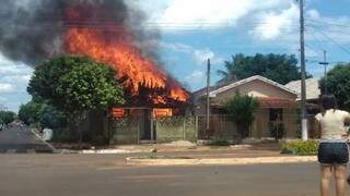 Ex-marido incendeia casa de mulher e local fica completamente destru&iacute;do