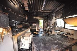 A cozinha ficou totalmente destruída com as chamas (Foto: Marcelo Calazans)