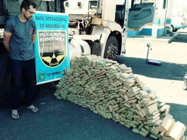 Traficante &eacute; pego com 569 quilos de maconha em tanque e pneus de carreta