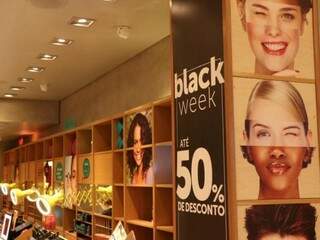 Loja de maquiagem no Shopping Norte Sul Plaza (Foto: Henrique Kawaminami)