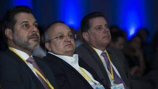 Leonardo Jayme, os governadores Pedro Taques e Marconi Perillo nesta quinta-feira no Fórum da Folha de S.Paulo (Marcelo Justo/Folhapress)