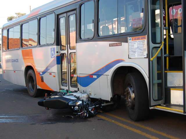  Moto entra debaixo de &ocirc;nibus em cruzamento na Capital