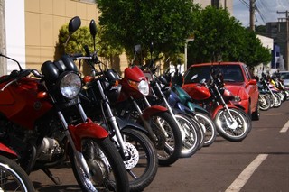 Na Avenida Dr. Paulo Coelho Machado, motos e carros dividem espaço no estacionamento (Foto: Marcos Ermínio)