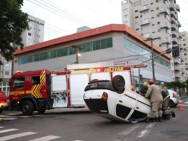Motorista bate em Mercedes, capota carro na Arthur Jorge e foge